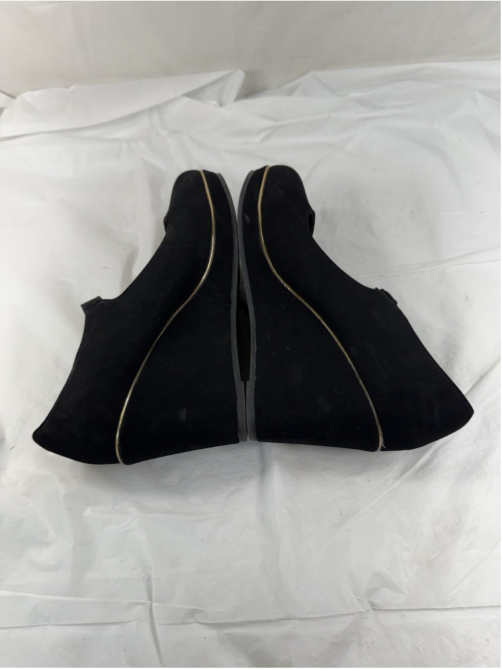 Andiamo Women's pumps wedge Shoes Suede Faux Black Gold Size 9.5M - Picture 11 of 15
